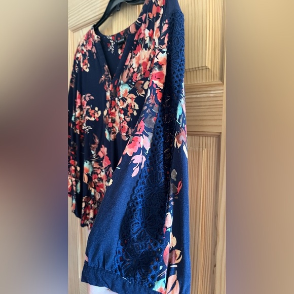 Torrid Women’s Navy Blue Flowered Blouse Size 0 - Picture 3 of 8